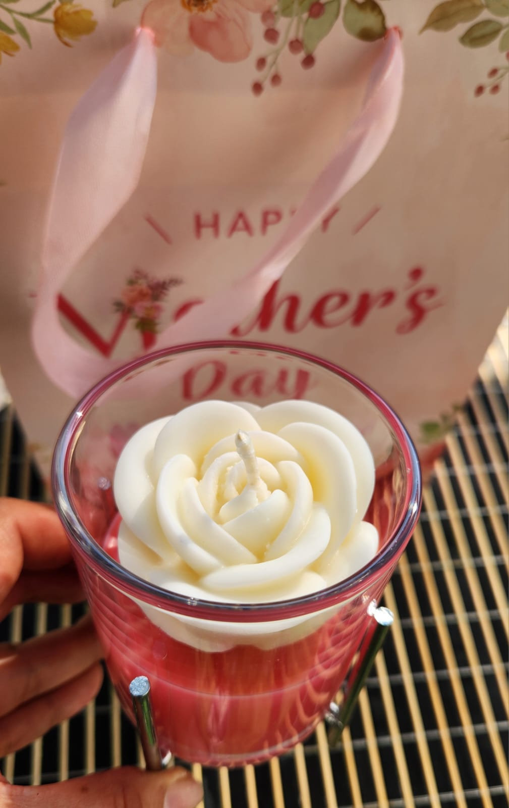 Vela Rosa Artesanal en vaso ángulo 2